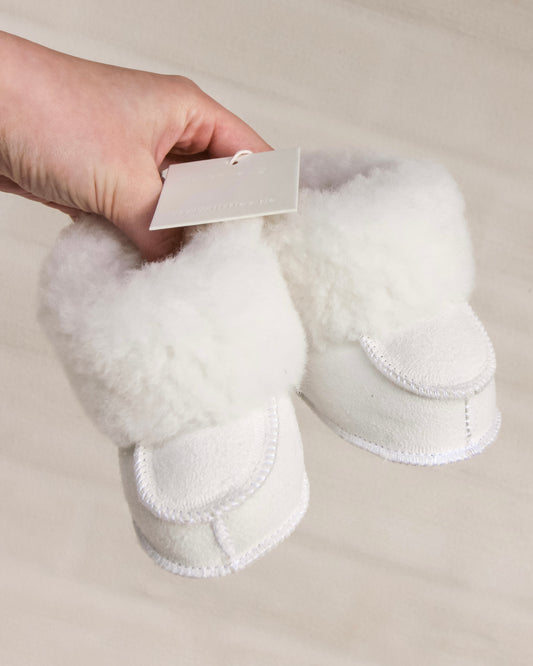 Baby schoentjes van schapenwol, wit
